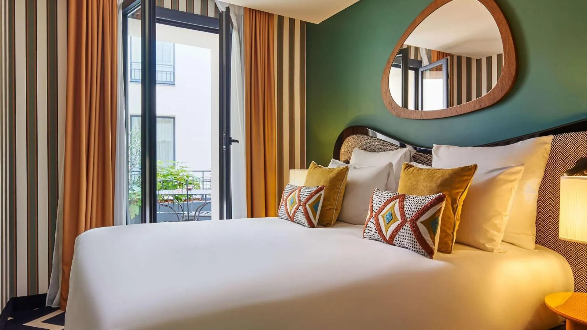 Mercure Paris Butte Montmartre Basilique France